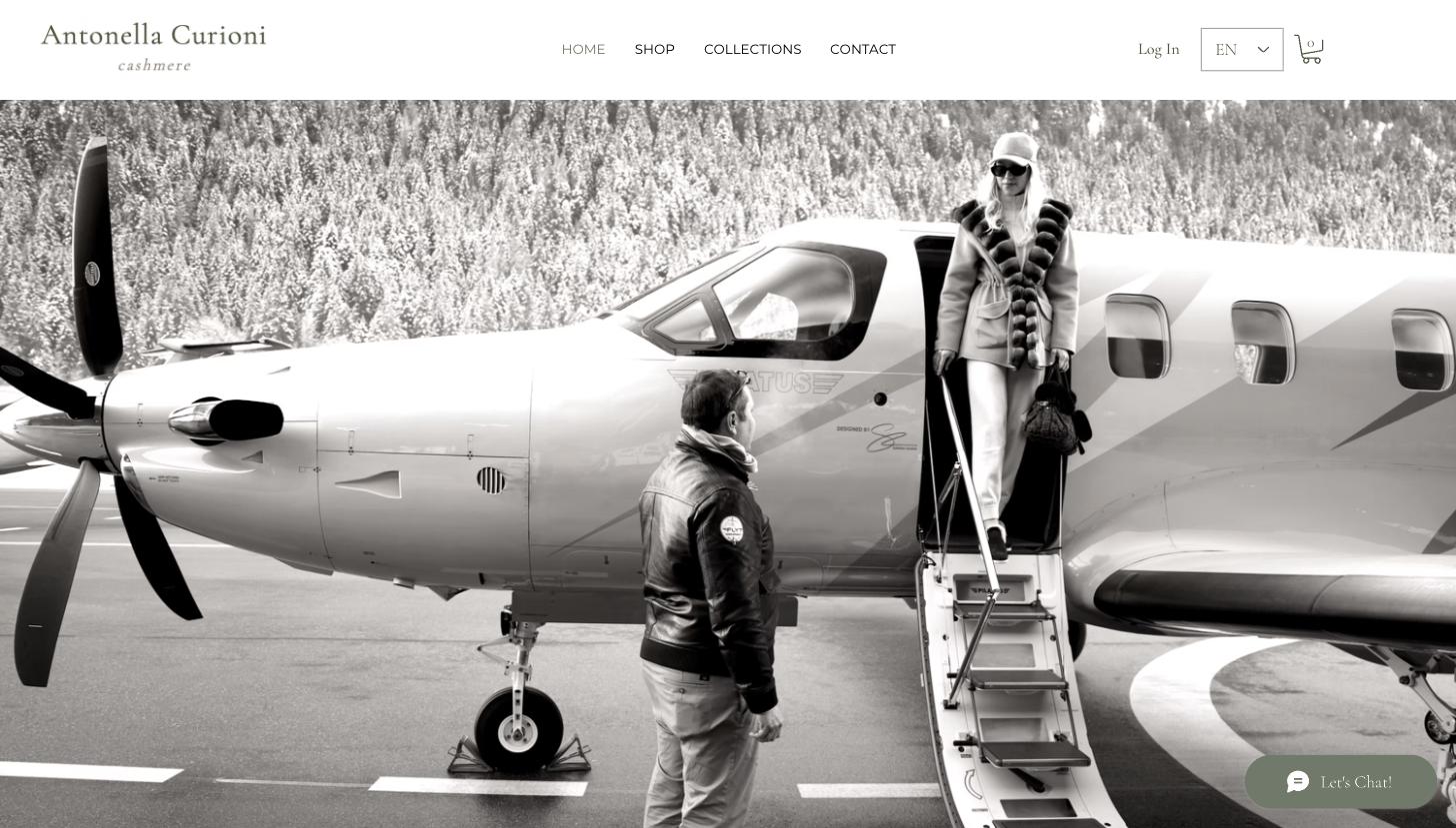 La homepage originale Antonella Curioni: fotografia editoriale in bianco e nero, cashmere e paesaggio alpino.