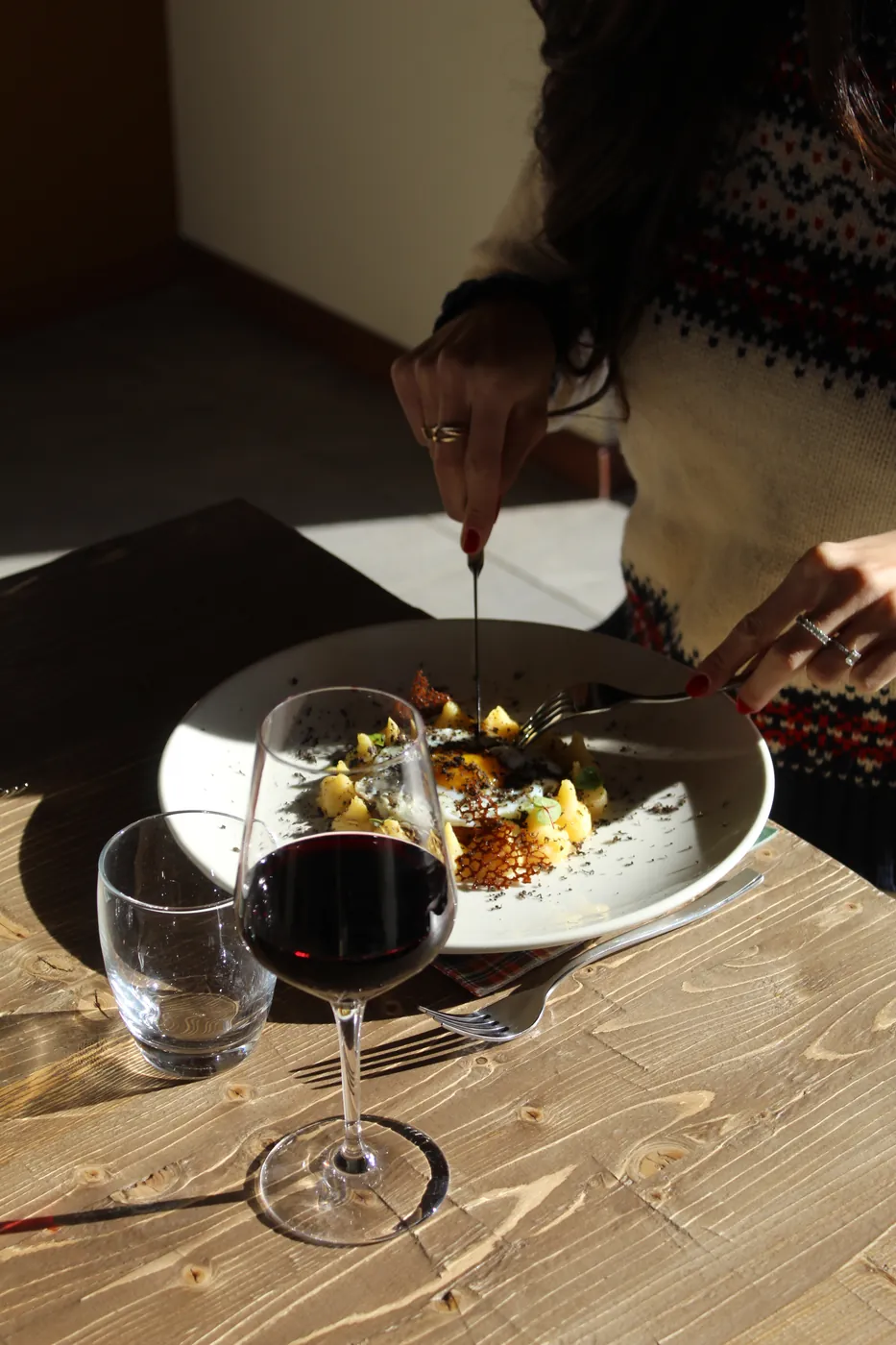Un piatto e un calice di vino al tavolo di Chalet Valentino.